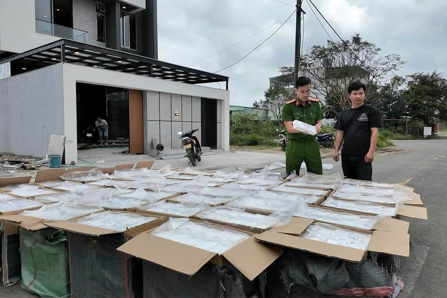 Bắt quả tang xe tải chở 2.400 cây thuốc lá lậu