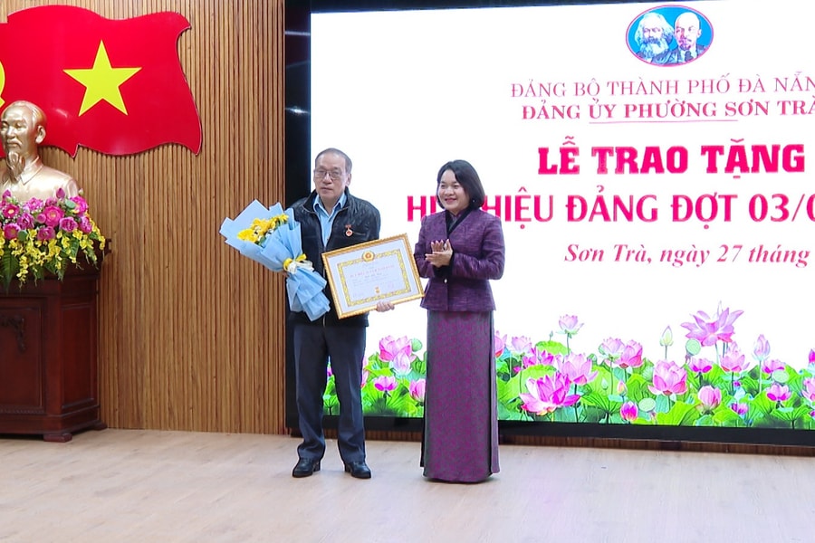 Phường Sơn Trà trao tặng Huy hiệu Đảng cho 38 đảng viên