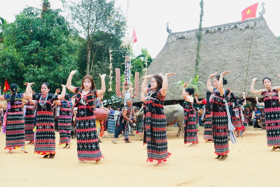 Khánh thành nhà sinh hoạt cộng đồng Cơ Tu tại xã Sông Kôn