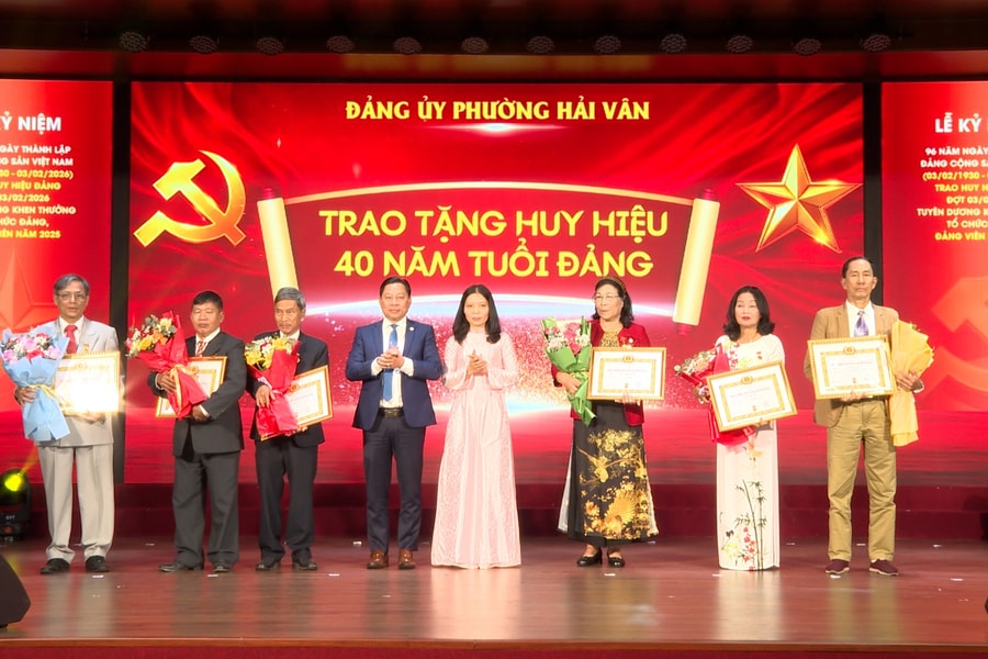 Đảng ủy phường Hải Vân và xã Hòa Vang trao Huy hiệu Đảng đợt 3/2