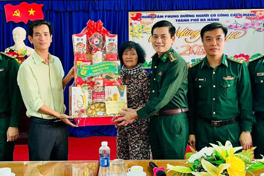 Chúc Tết Trung tâm Phụng dưỡng người có công và các phường biên giới biển thành phố