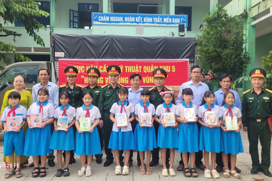 Tiếp sức ước mơ đến trường
