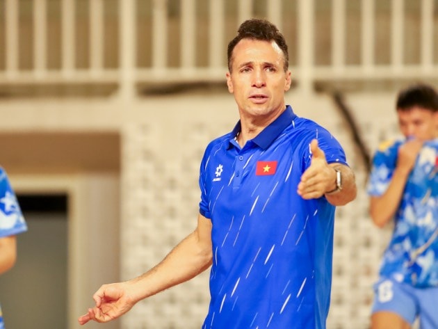 HLV Giustozzi phản đối tấm thẻ đỏ của Ngọc Linh trong trận thắng 2-0 trước Lebanon