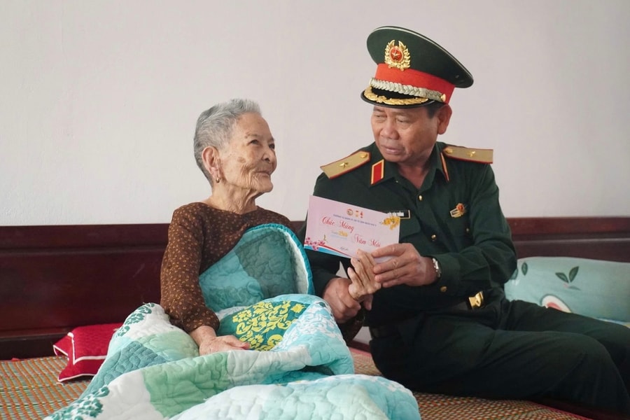 Lãnh đạo Quân khu 5 tặng quà Tết người có công và gia đình khó khăn