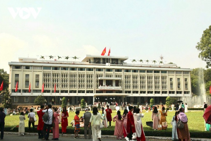 Dinh Độc Lập: Điểm hẹn văn hóa lịch sử thu hút giới trẻ check-in áo dài dịp Tết