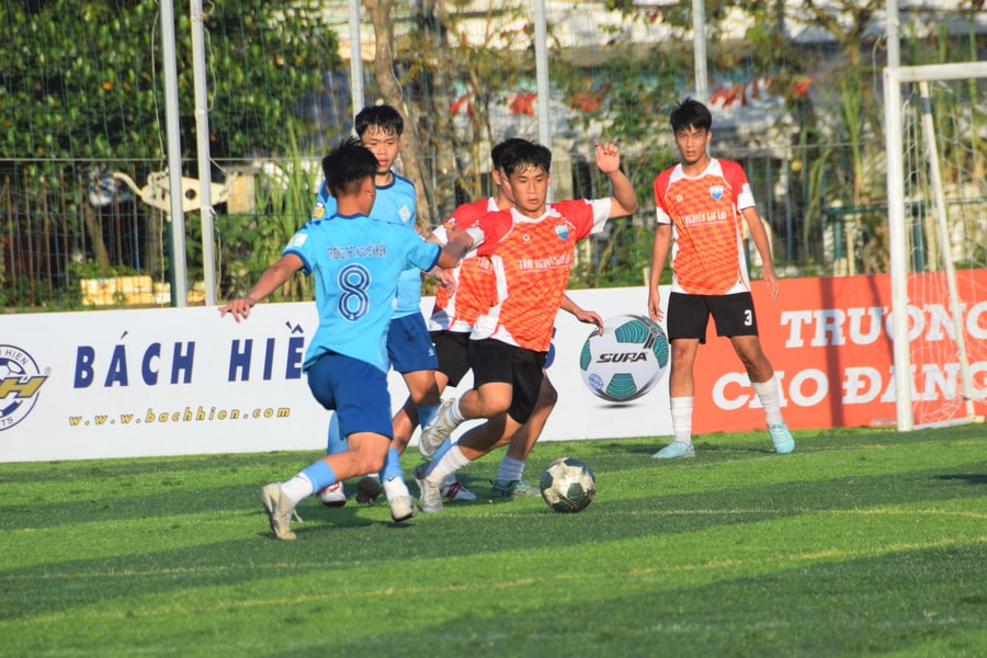 Ấn tượng sân chơi bóng đá học đường
