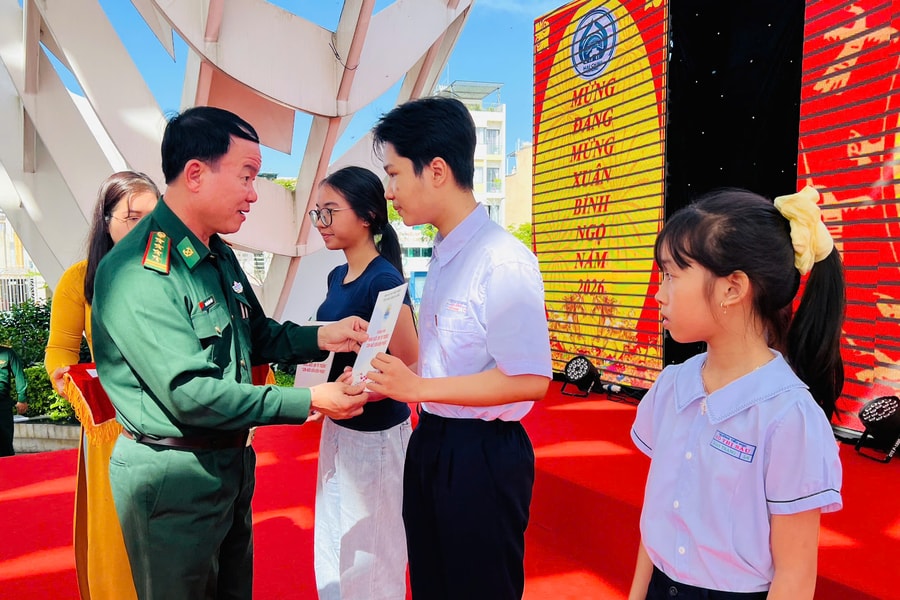 Ấm áp chương trình “Xuân biên phòng ấm lòng dân bản”