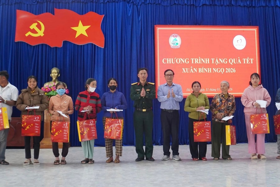 Bộ Chỉ huy Quân sự thành phố Đà Nẵng tặng quà Tết đến người dân xã Gò Nổi và Núi Thành