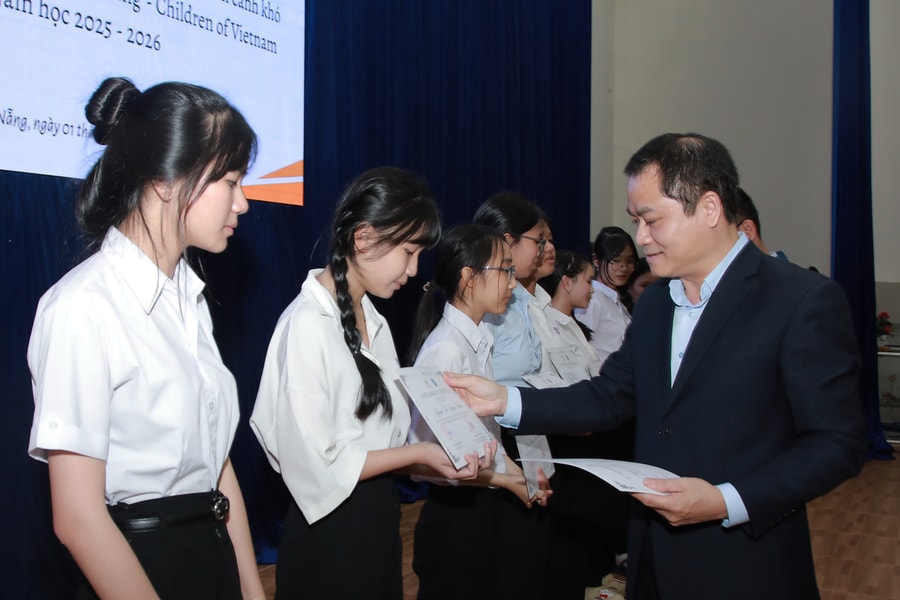 Trao 150 suất học bổng cho học sinh có hoàn cảnh khó khăn tại Đà Nẵng