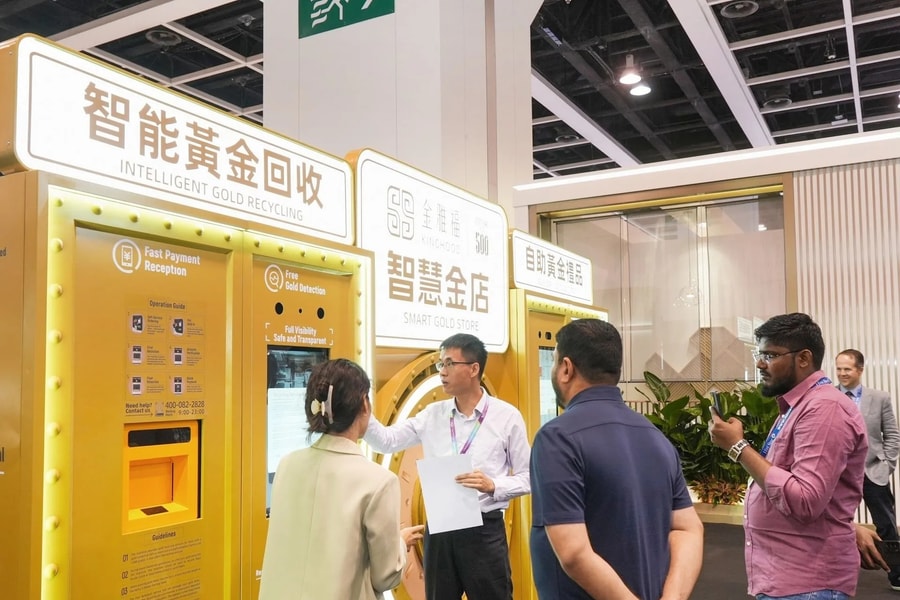 Khoảnh khắc “vàng hóa tiền” tại ATM của Trung Quốc