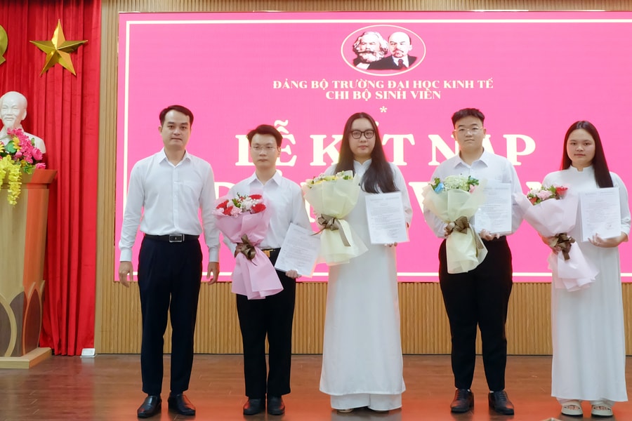 Tự hào đứng vào hàng ngũ của Đảng