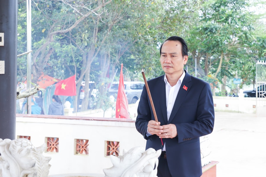 Phó Bí thư Thường trực Thành ủy Nguyễn Đình Vĩnh viếng hương các di tích lịch sử
