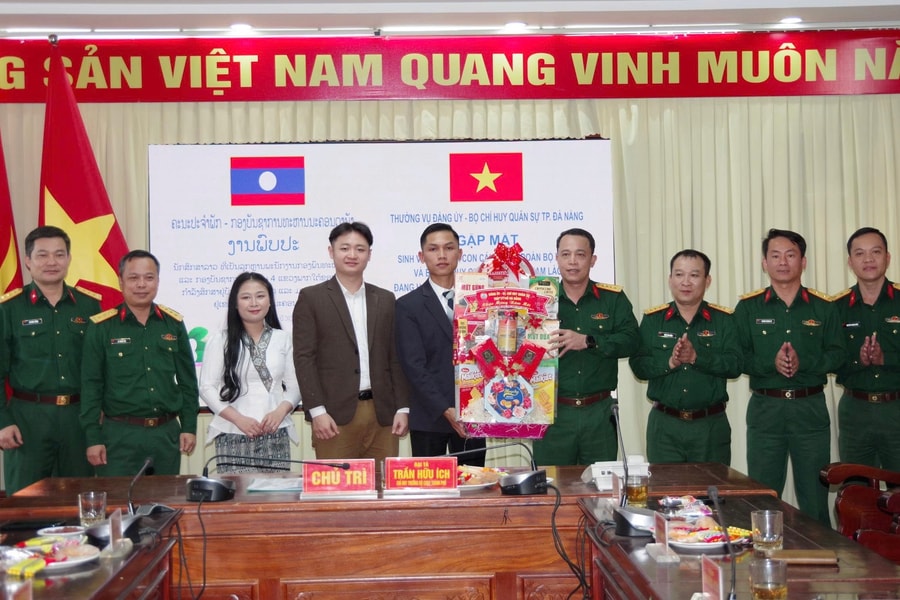 Gặp mặt, tặng quà sinh viên Lào tại Đà Nẵng