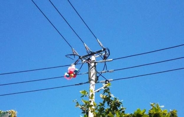 Bóng bay, cánh diều: Nỗi lo an toàn điện ngày Tết