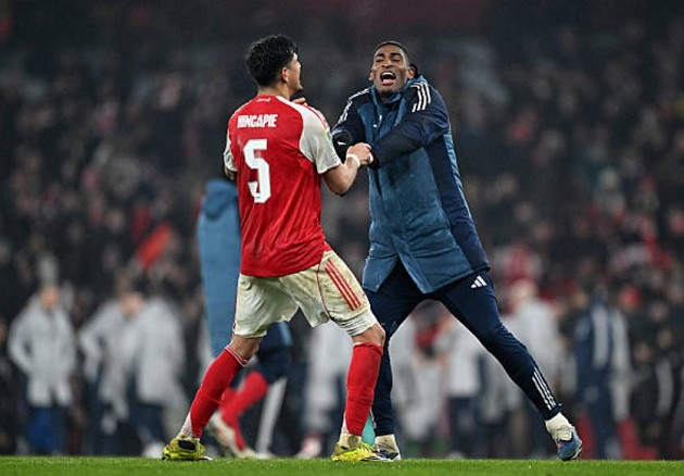 Piero Hincapie hóa đá tảng giúp Arsenal hạ Chelsea để tiến vào chung kết Carabao Cup