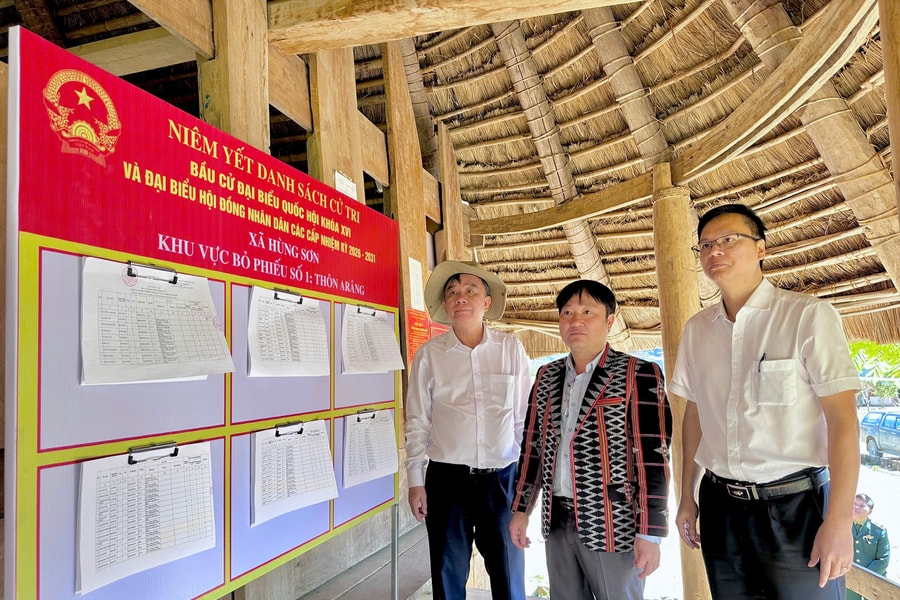 Phó Chủ tịch HĐND thành phố Trần Xuân Vinh kiểm tra công tác chuẩn bị bầu cử tại xã Hùng Sơn