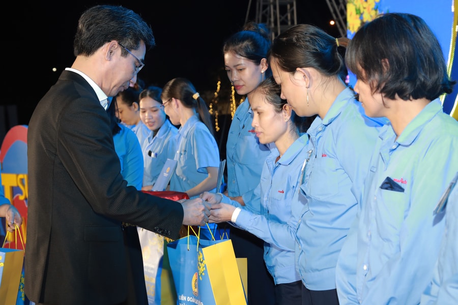 Đà Nẵng khai mạc Chợ Tết Công đoàn, tặng quà người lao động