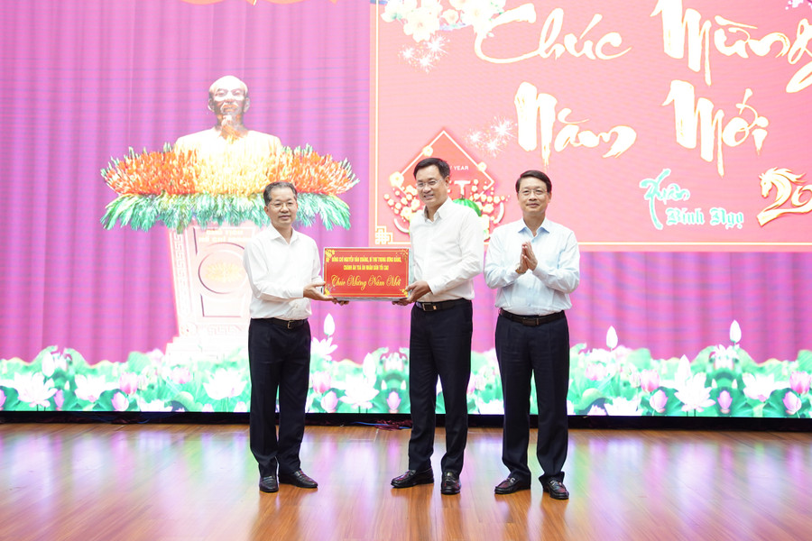 Chánh án Tòa án Nhân dân Tối cao Nguyễn Văn Quảng thăm, chúc Tết Thường trực Thành ủy