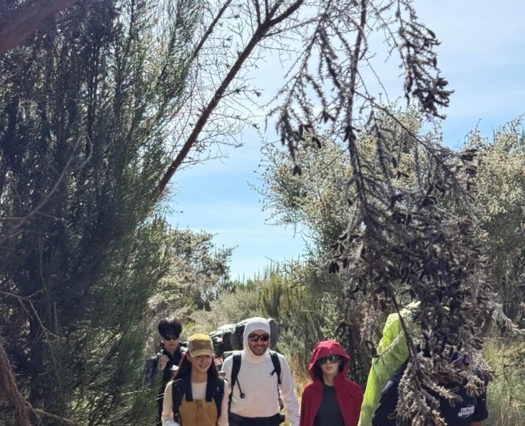 Lee Si Young chinh phục đỉnh Kilimanjaro: Hành trình 16 tiếng mỗi ngày tại nóc nhà châu Phi