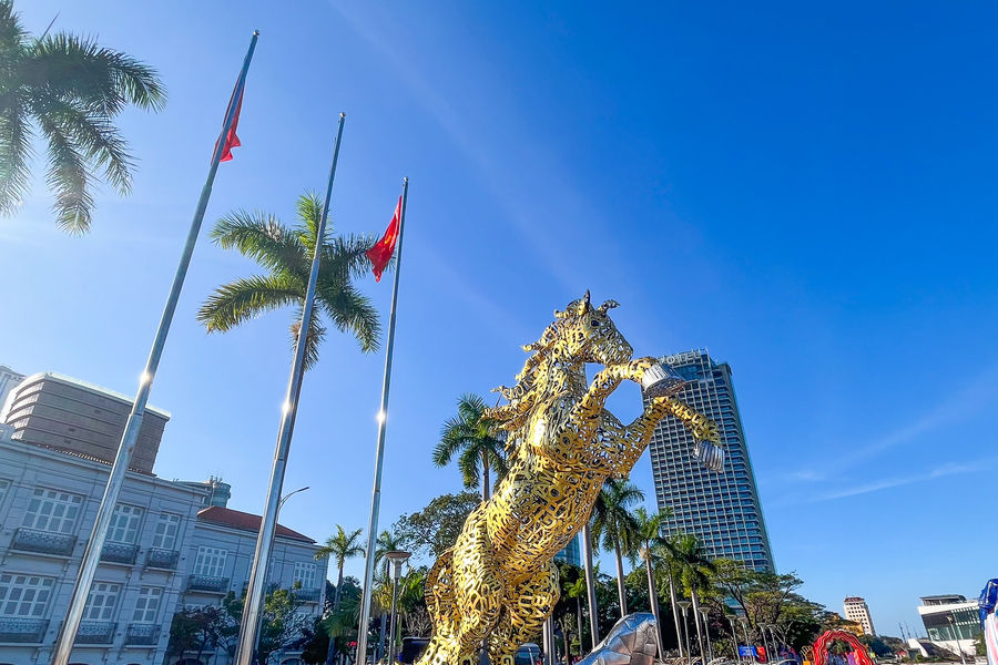 Golden horse mascot made from names of Da Nang’s 94 communes, wards and special zone