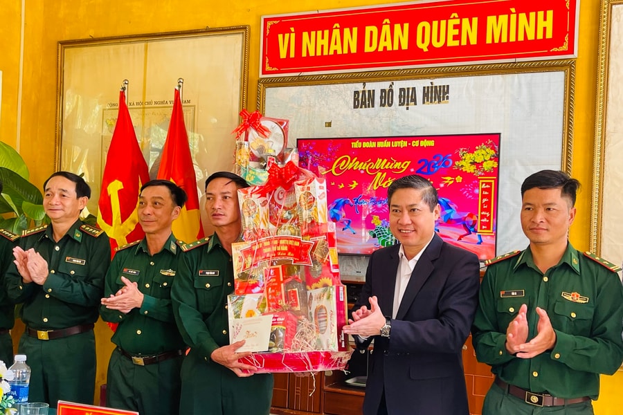 Lãnh đạo thành phố thăm chúc, Tết các gia đình chính sách, đơn vị, địa phương