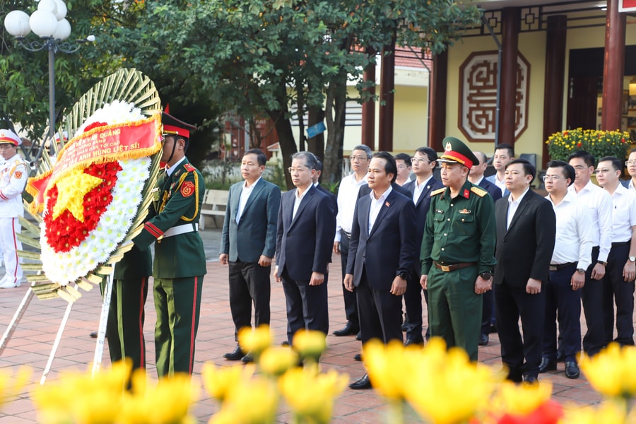 Chánh án Tòa án nhân dân Tối cao Nguyễn Văn Quảng dâng hương tri ân các anh hùng liệt sĩ