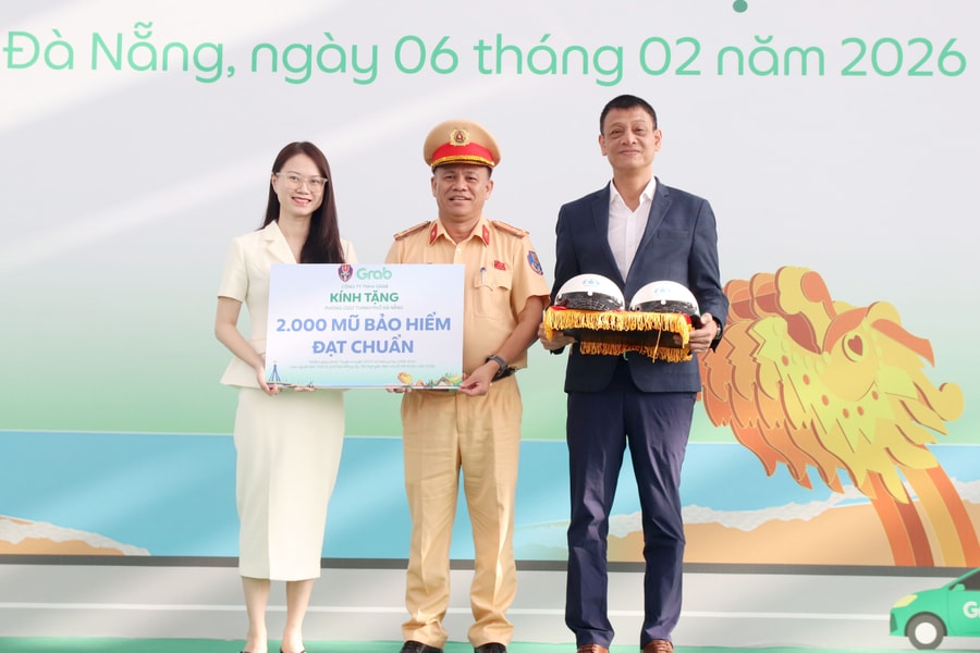 Trao tặng 4.000 mũ bảo hiểm cho công nhân, người lao động khó khăn