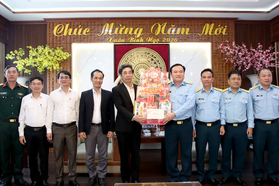 Lãnh đạo UBND thành phố Đà Nẵng thăm, chúc Tết Sư đoàn Không quân 372
