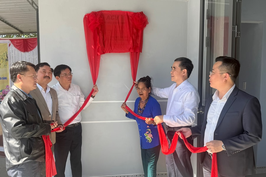 Trao nhà tình nghĩa cho hộ gia đình chính sách tại xã Sông Vàng