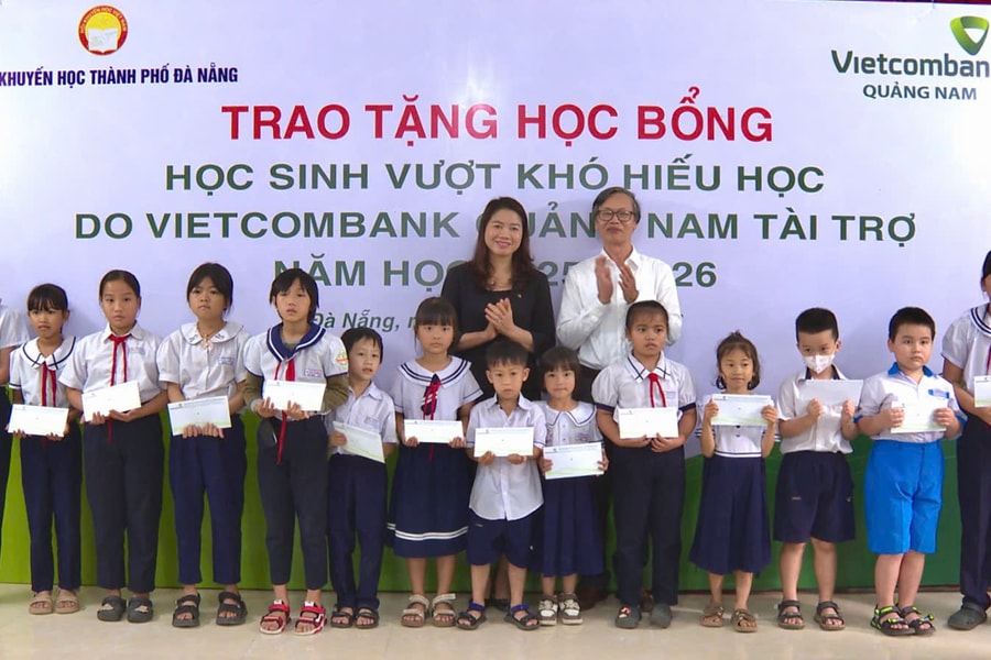 Trao 160 suất học bổng cho học sinh vượt khó, hiếu học