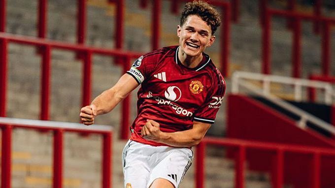 Jacob Devaney tỏa sáng: "Viên ngọc" MU lập siêu phẩm tại Scotland