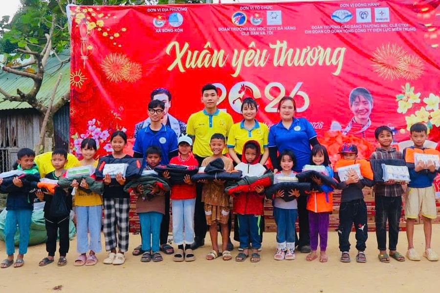 Mang yêu thương lên vùng cao