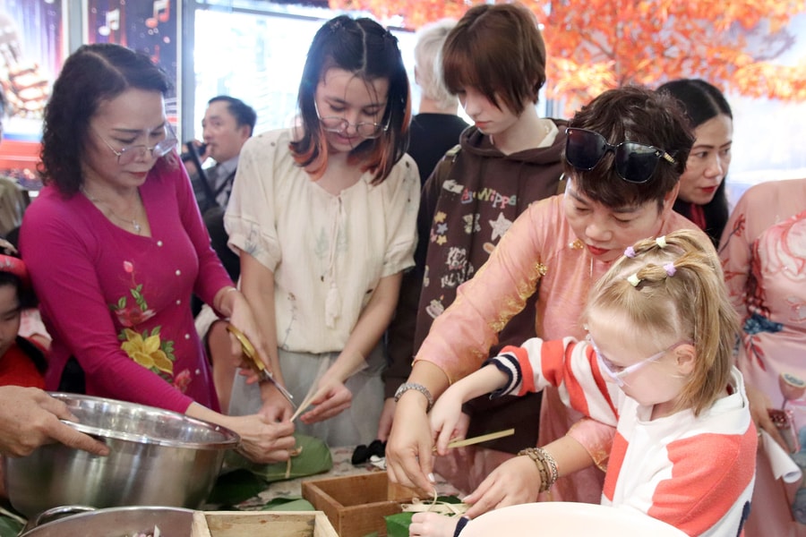 Russian Friends experience making ‘banh chung’ to celebrate Vietnam’s traditional Tet