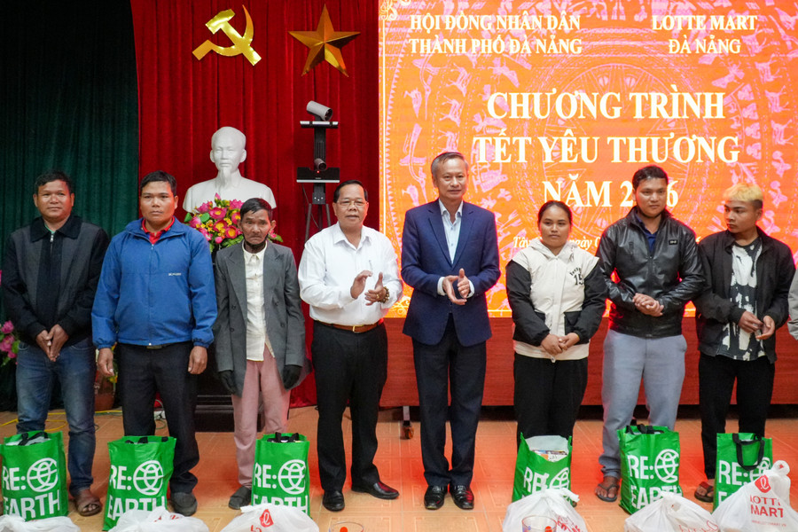 Lãnh đạo HĐND thành phố tặng quà Tết tại xã Tây Giang