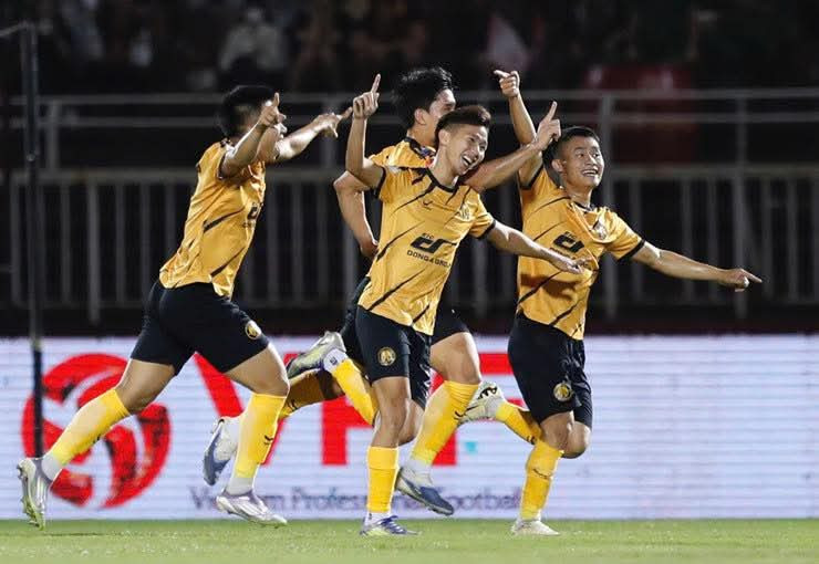 Tuyển thủ Lào tỏa sáng, Thanh Hóa thắng kịch tính CA TPHCM 2-1