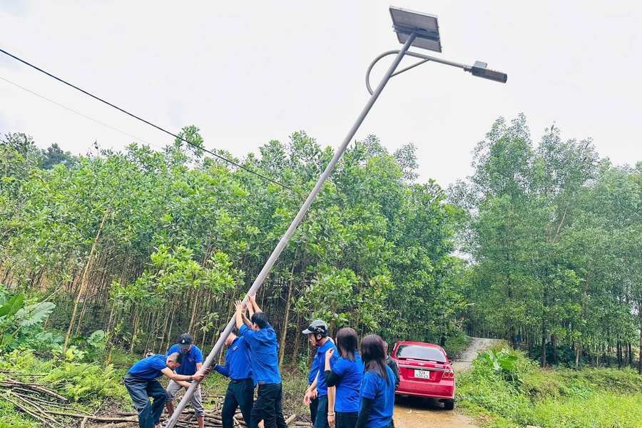 Xây dựng gần 2km thắp sáng đường quê bằng đèn năng lượng mặt trời tại xã Hiệp Đức
