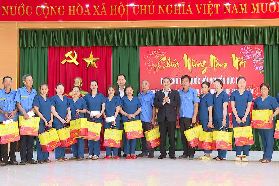 Phó Chủ tịch Quốc hội Nguyễn Đức Hải viếng hương Chủ tịch Hội đồng Nhà nước Võ Chí Công