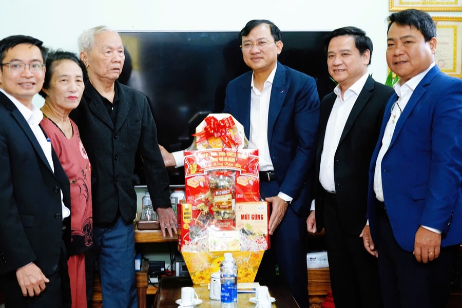Lãnh đạo Văn phòng Thành ủy Đà Nẵng chúc Tết hộ chính sách tiêu biểu phường Hòa Cường