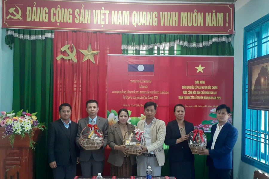 Lãnh đạo huyện Đắc Chưng (Lào) chúc Tết cổ truyền tại xã La Êê