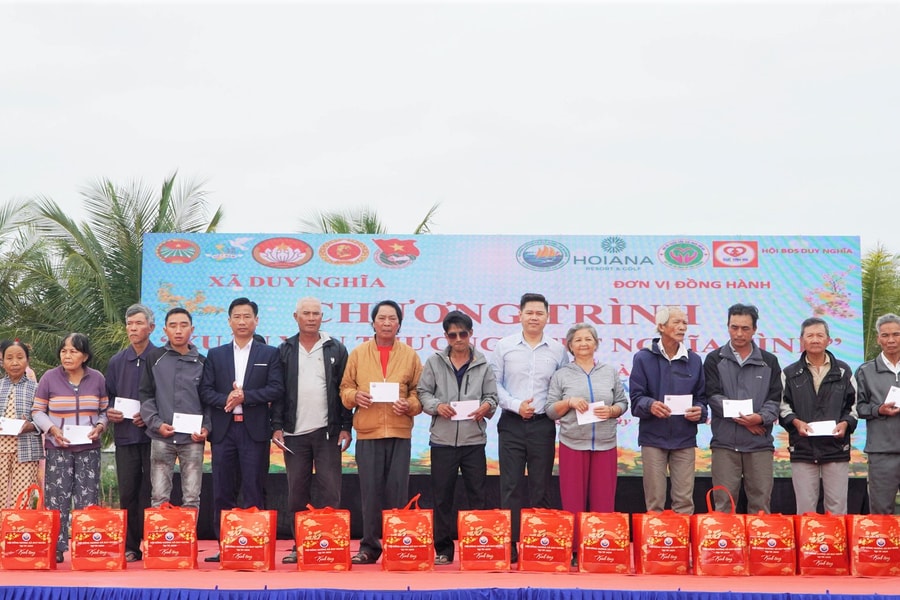 Hội đồng hương Duy Nghĩa tại Thành phố Hồ Chí Minh trao quà Tết tại quê nhà