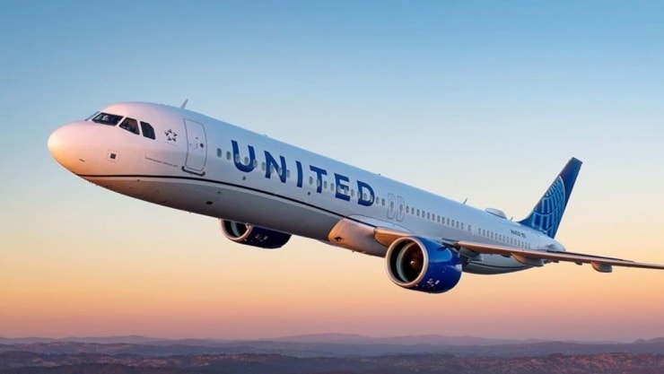 Nam tiếp viên United Airlines gây sốt khi quỳ xuống an ủi hành khách lỡ chuyến