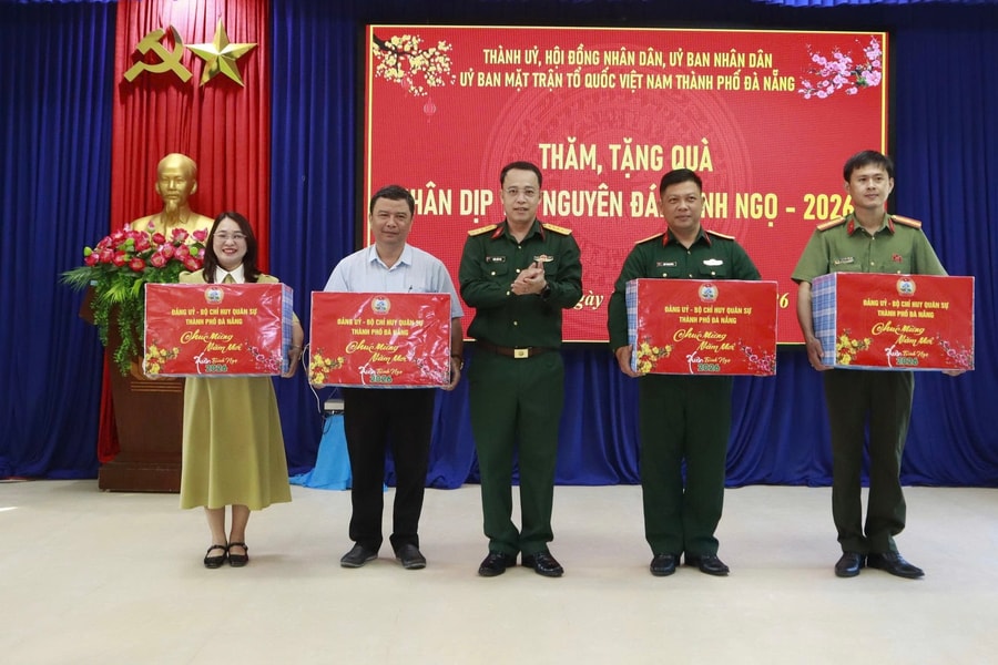 Thăm, tặng quà Tết cho người dân xã đảo Tân Hiệp