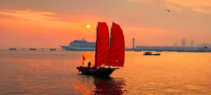 Vịnh Hạ Long: Những cánh buồm đỏ rực rỡ hồi sinh nét đẹp văn hóa xưa