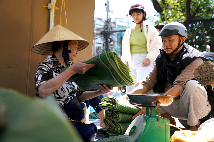 Mỗi năm một phiên “chợ lá”