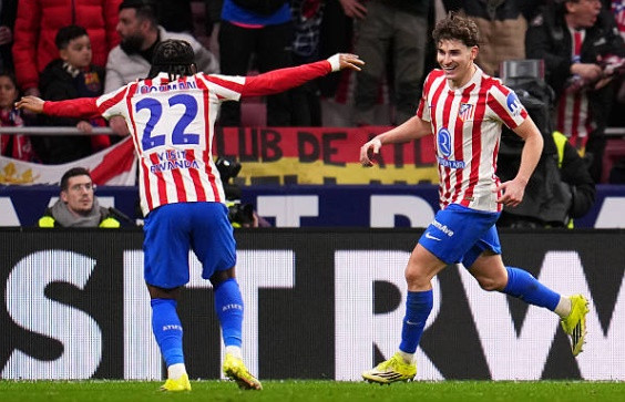 Atletico Madrid đè bẹp Barcelona 4-0: Julian Alvarez và Ademola Lookman 'vây khốn' Hansi Flick