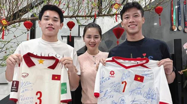 Quế Ngọc Hải trao áo đấu và kỳ vọng đưa ĐT Việt Nam dự World Cup 2030 cho Đình Bắc