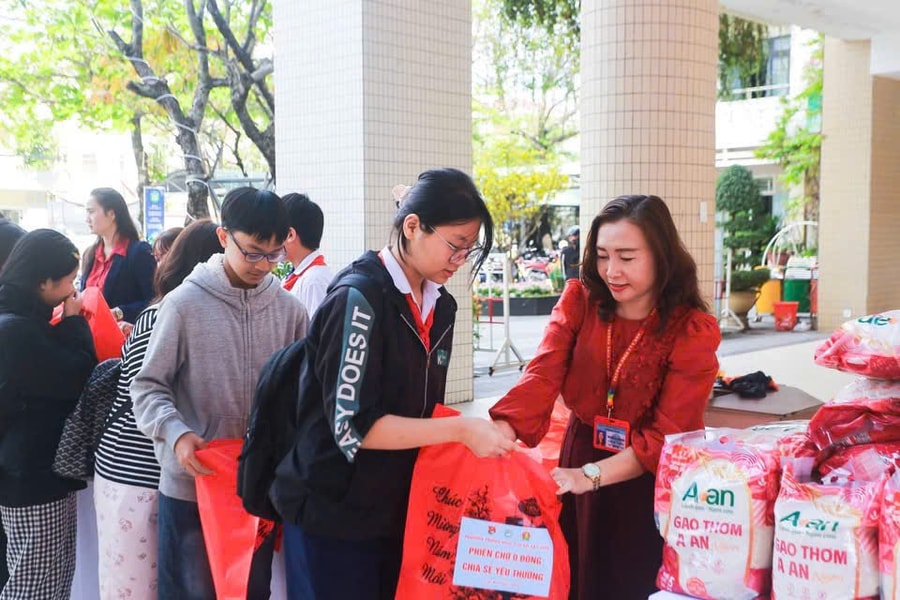Xuân sẻ chia dưới mái trường