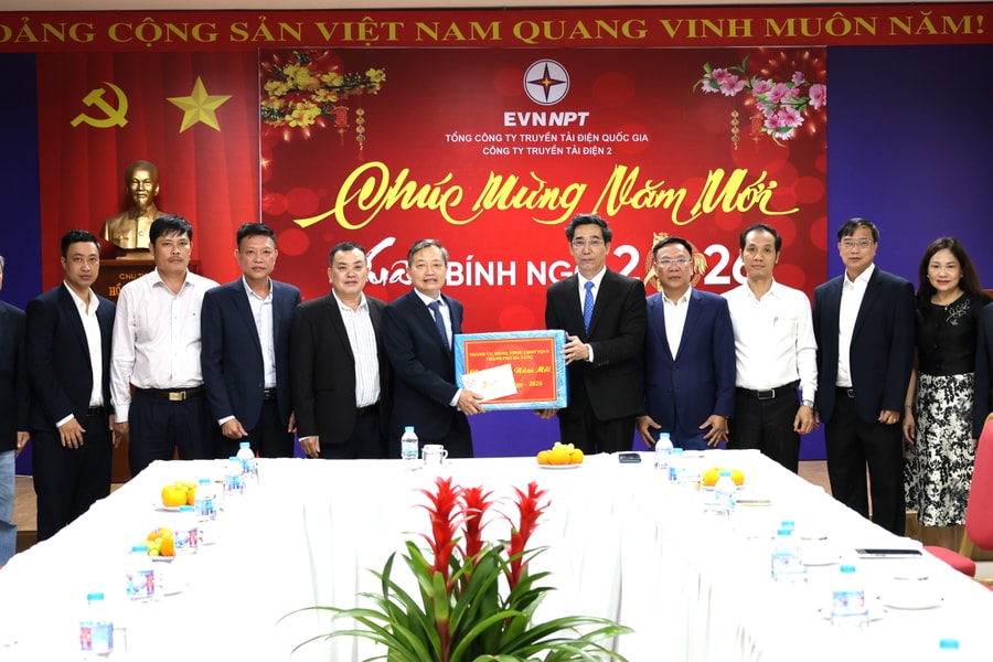 Phó Chủ tịch UBND thành phố Đà Nẵng Trần Chí Cường chúc Tết cán bộ, nhân viên ngành điện