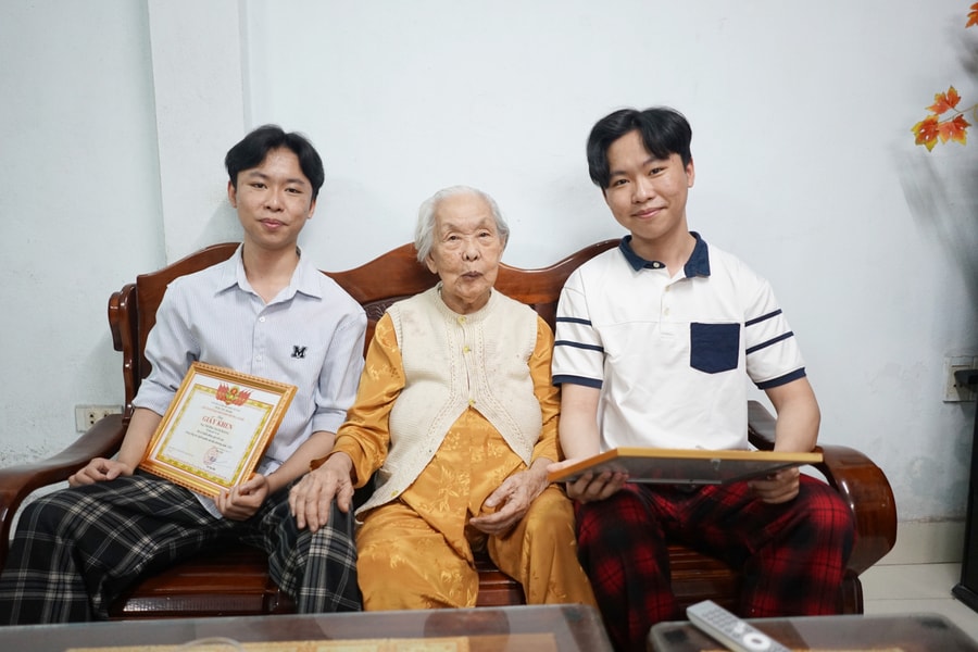 Đà Nẵng: Hai anh em sinh đôi tình nguyện nhập ngũ