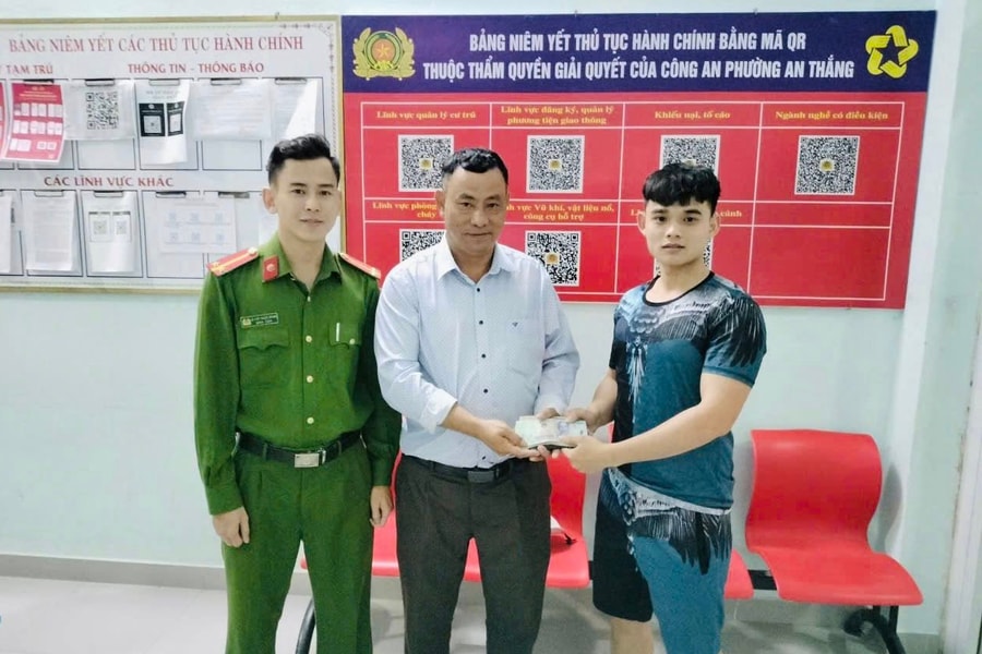 Người dân nhặt được ví, trao công an trả lại người đánh mất